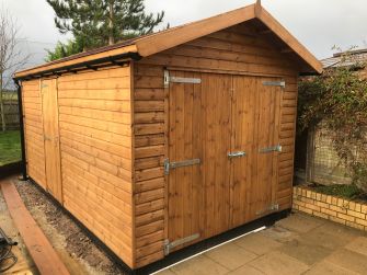 Craftsman single garage with optional roof overhang at front
